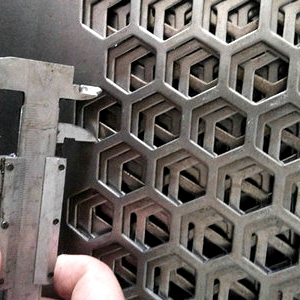 metal perforado hexagonal